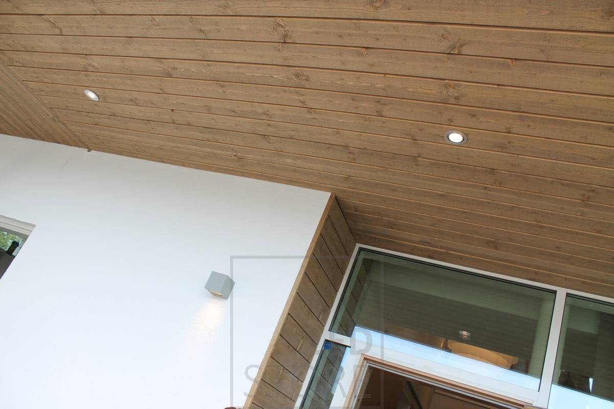 Luminaria CUBIC OUT unidireccional, para exteriores, con focos en el techo como complemento de las luminarias de pared.